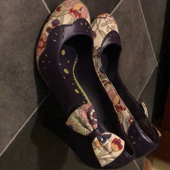 Shoes - Picture 2 of 5